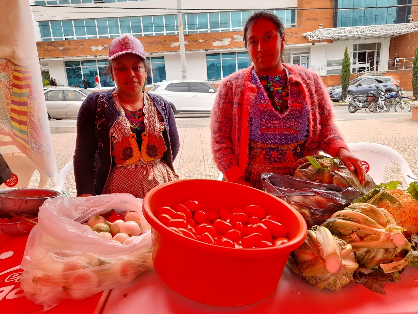  Astrid López junto a su tía, pusieron a la venta más de diez libras de tomate, sus compradoras fueron sus compañeras emprendedoras. Foto: Mirna Alvarado 